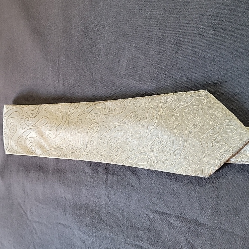 Sean John Fine Tailoring Men's Necktie Tie Silk White Silver Gold Paisley